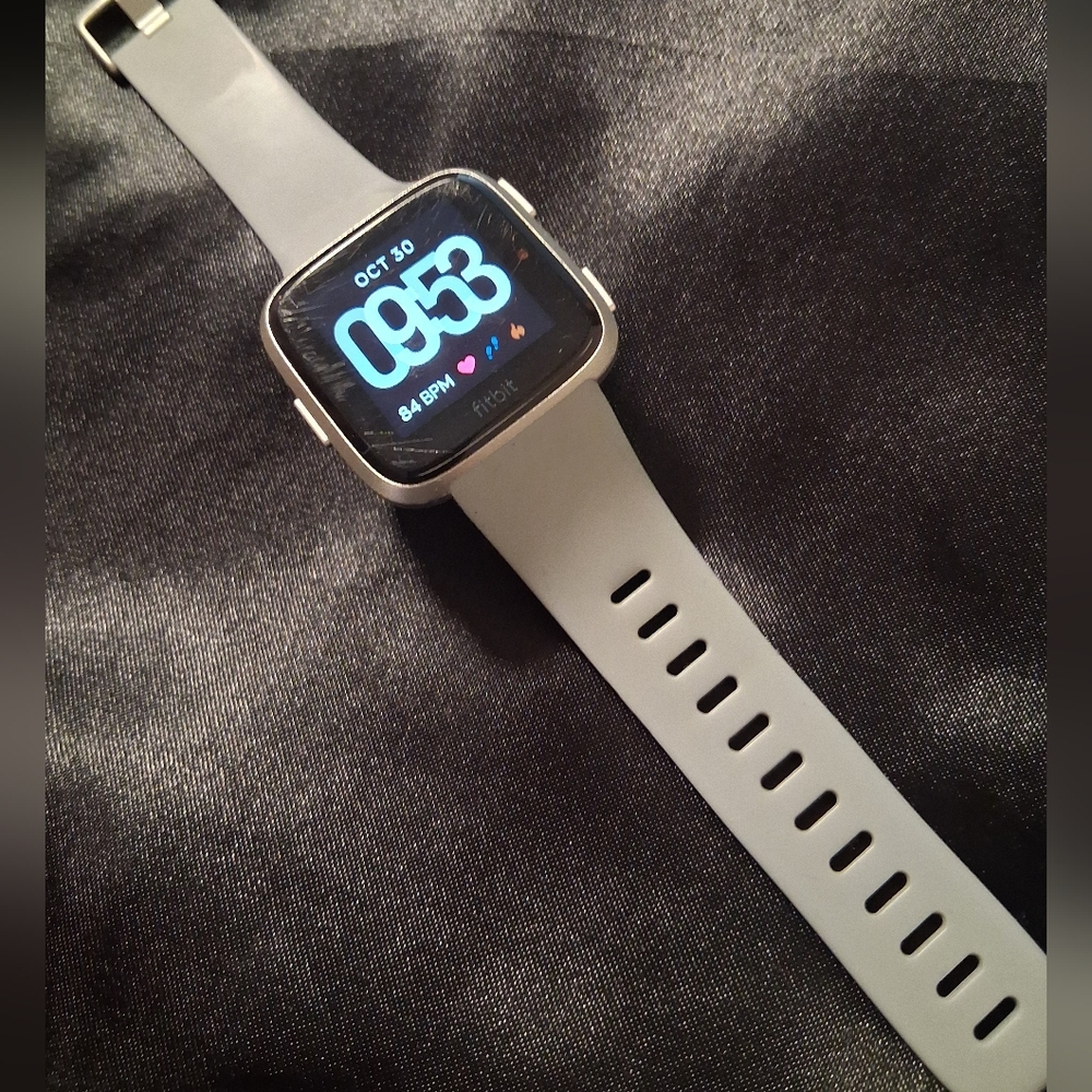 Fitbit Versa Health Tracker Smartwatch with Gray Band! No Charger.